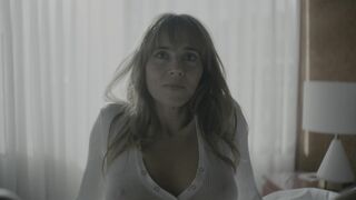 Linda Cardellini See-Thru "DTF St. Louis" S1Ep2 2026